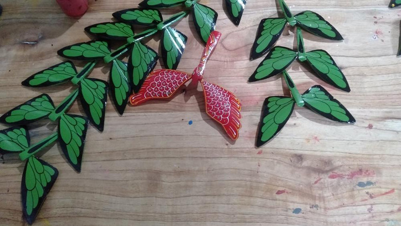 Bày bán chuồn chuồn tre tại cửa hàng bán đồ lưu niệm.