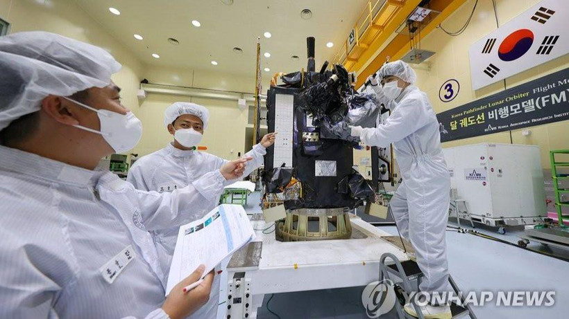 Các kỹ sư kiểm tra Danuri trước khi tàu này được phóng vào không gian. (Ảnh: Viện Nghiên cứu không gian vũ trụ Hàn Quốc)