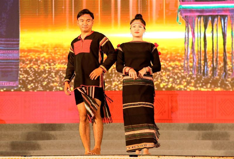 Trình diễn trang phục của dân tộc Ê-đê.