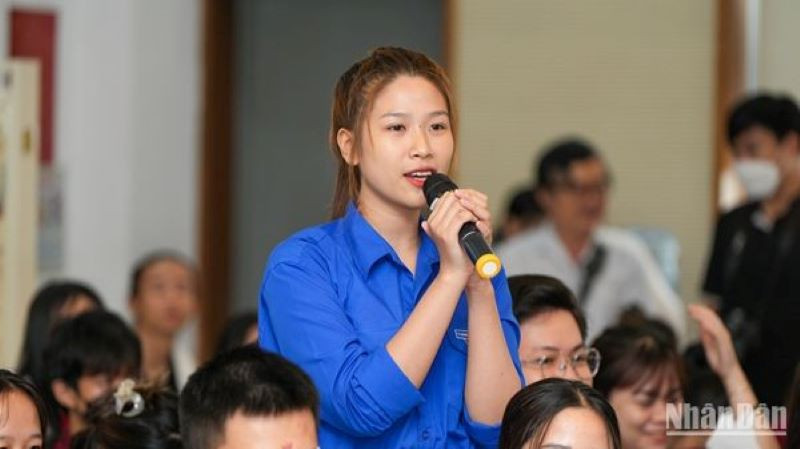 Các bạn trẻ đặt câu hỏi giao lưu tại buổi toạ đàm.