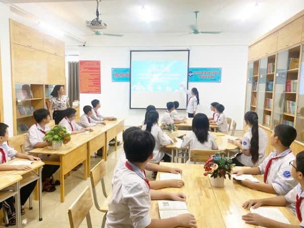 Buổi tự học tại thư viện Trường trung học cơ sở Vĩnh Tường.