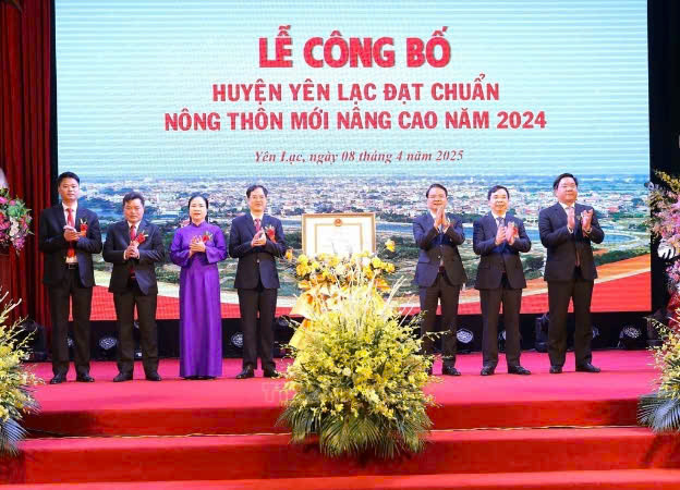 Thường trực Tỉnh ủy Vĩnh Phúc chúc mừng huyện Yên Lạc.