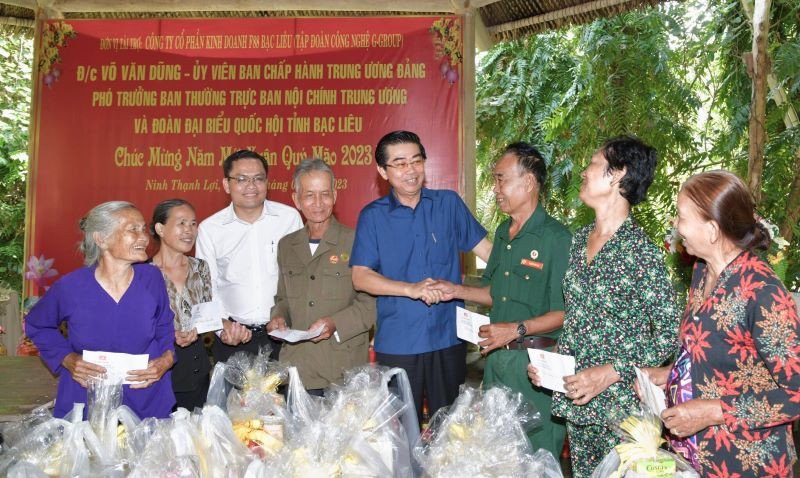 Đồng chí Võ Văn Dũng (áo xanh, giữa), Phó Trưởng ban Thường trực Ban Nội chính Trung ương, tặng quà các gia đình chính sách tại huyện Hồng Dân (Bạc Liêu).