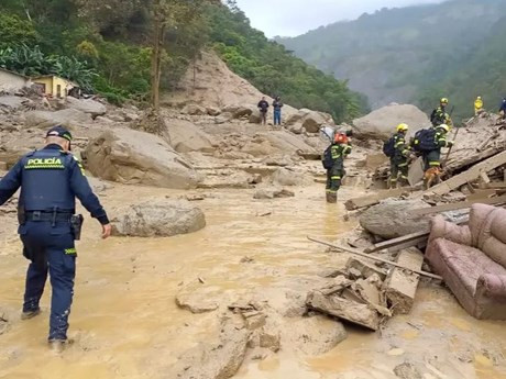 Nhân viên cứu hộ làm việc tại hiện trường vụ lở đất ở tỉnh Cundinamarca, Colombia. (Nguồn: AFP)