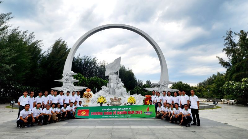 Cán bộ, nhân viên Nhà máy dâng hương và đặt vòng hoa tại Đài tưởng niệm chiến sĩ Gạc Ma.