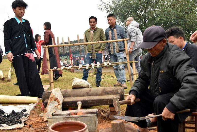 Để làm ra những nông cụ tinh xảo, phải trải qua nhiều công đoạn. 