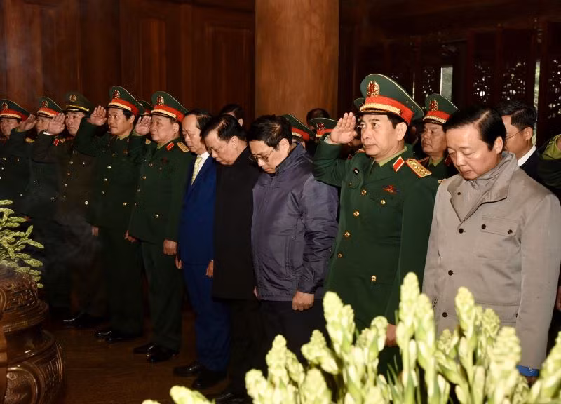 Thủ tướng Phạm Minh Chính và các đại biểu dâng hương tại đền thờ Bác Hồ.
