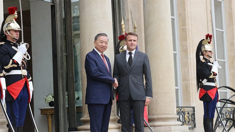 Tổng thống Pháp Emmanuel Macron đón Tổng Bí thư, Chủ tịch nước Tô Lâm. (Ảnh: TTXVN)
