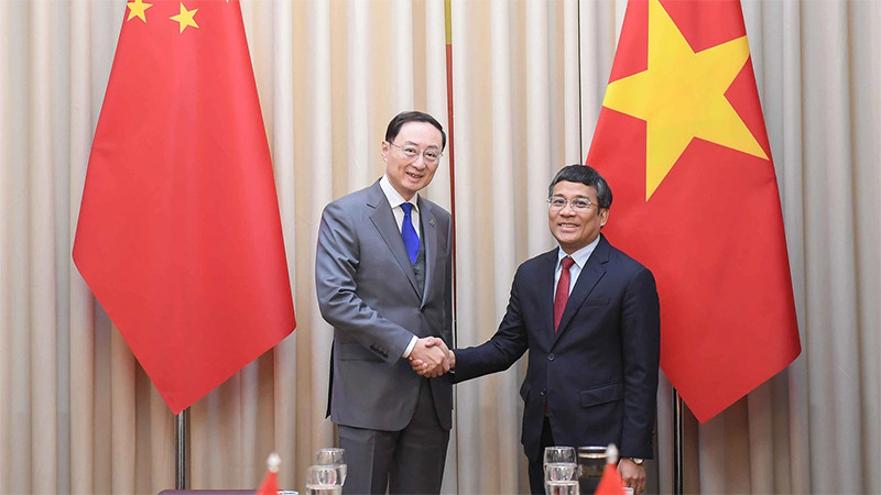 Thứ trưởng Thường trực Bộ Ngoại giao, Tổng Thư ký Ủy ban chỉ đạo hợp tác song phương Việt Nam-Trung Quốc Nguyễn Minh Vũ đã hội đàm với Thứ trưởng Ngoại giao Trung Quốc, Tổng Thư ký Ủy ban chỉ đạo hợp tác song phương Trung Quốc-Việt Nam Tôn Vệ Đông. (Ảnh: Bộ Ngoại giao)