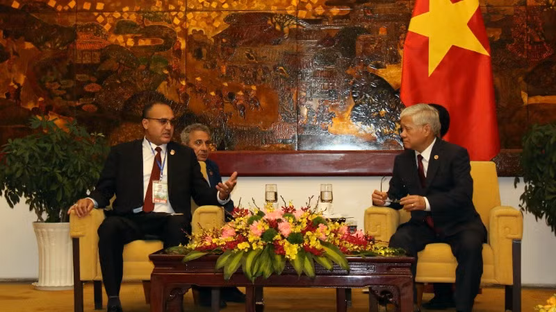 Chủ tịch Ủy ban Trung ương Mặt trận Tổ quốc Việt Nam Đỗ Văn Chiến tiếp ông Bensalem Mohamed, Ủy viên Bộ Chính trị Đảng Mặt trận giải phóng dân tộc Algeria. (Ảnh: TTXVN) 