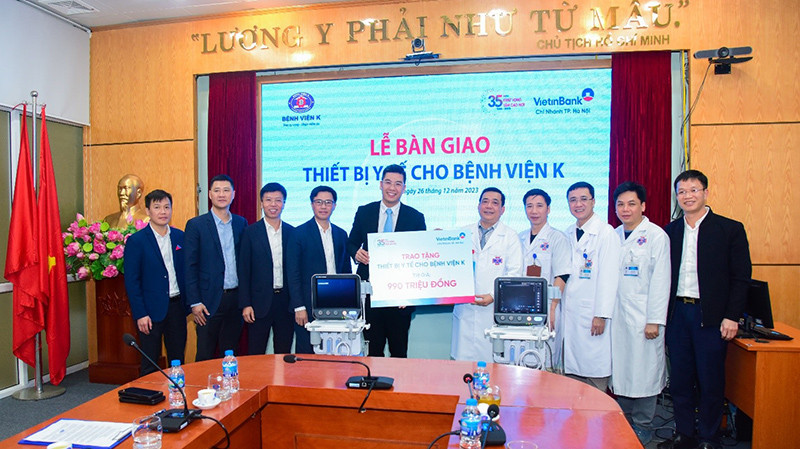 Ông Dương Văn Quân - Giám đốc VietinBank thành phố Hà Nội trao biểu trưng bàn giao thiết bị y tế cho Bệnh viện K.