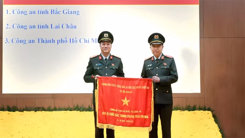 Bộ trưởng Tô Lâm trao cờ thi đua của Chính phủ năm 2023 cho Công an tỉnh Lai Châu năm 2023 tại Hội nghị Công an toàn quốc.