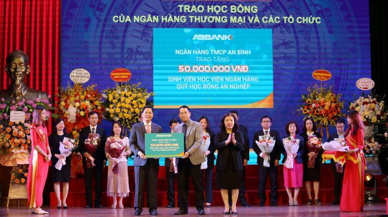 Trao học bổng An Nghiệp.