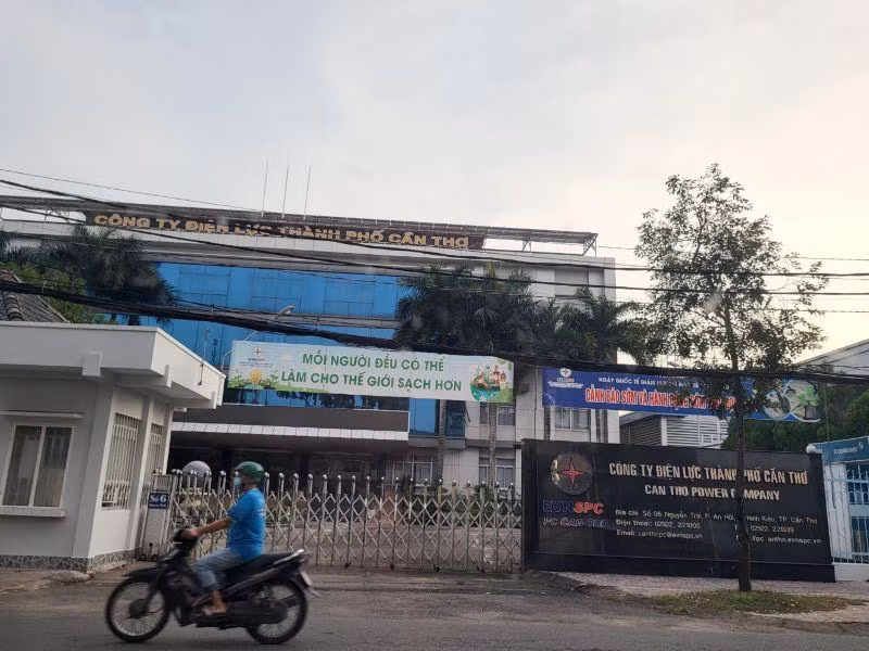 Trụ sở Công ty Điện lực thành phố Cần Thơ, nơi lái xe L.Tr.Ngh., chết trong tư thế treo cổ.