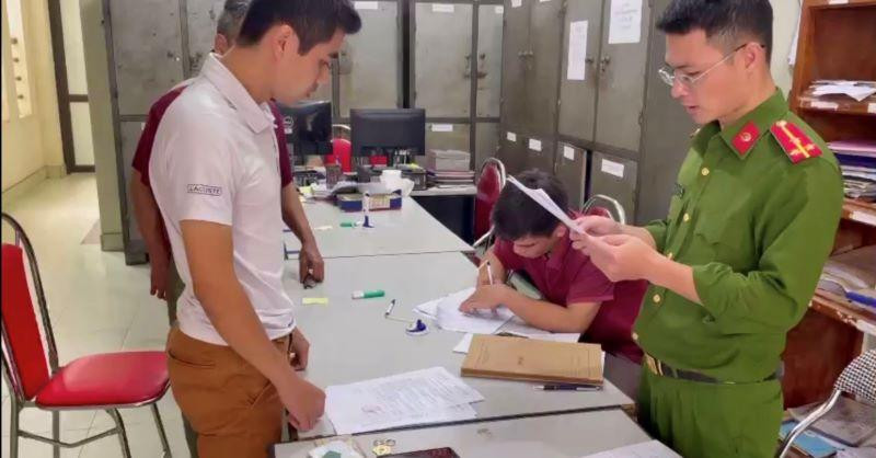 Công an Cao Bằng thi hành Lệnh bắt Nguyễn Tiến Thành vì tội mua bán hóa đơn. (Ảnh: Công an Cao Bằng cung cấp)