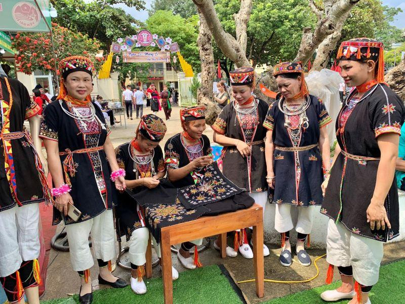 Phụ nữ Dao quần trắng duyên dáng trong trang phục truyền thống.