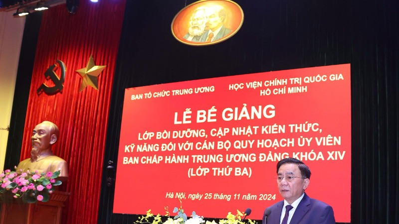Đồng chí Trần Cẩm Tú, Ủy viên Bộ Chính trị, Thường trực Ban Bí thư phát biểu ý kiến tại Lễ bế giảng lớp bồi dưỡng, cập nhật kiến thức, kỹ năng đối với cán bộ quy hoạch Ủy viên Trung ương Đảng khóa XIV (lớp thứ 3).