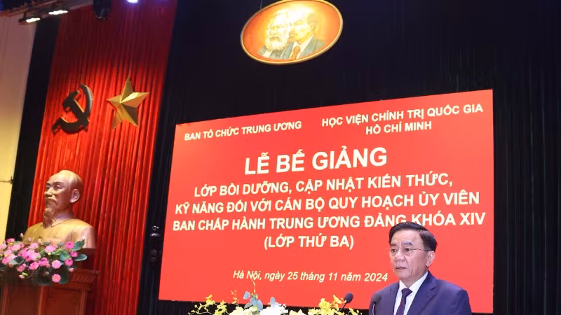 Đồng chí Trần Cẩm Tú, Ủy viên Bộ Chính trị, Thường trực Ban Bí thư phát biểu ý kiến tại Lễ bế giảng lớp bồi dưỡng, cập nhật kiến thức, kỹ năng đối với cán bộ quy hoạch Ủy viên Trung ương Đảng khóa XIV (lớp thứ 3).