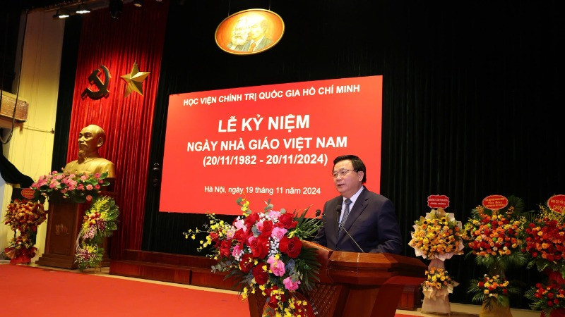 Đồng chí Nguyễn Xuân Thắng phát biểu tại buổi lễ kỷ niệm 42 năm Ngày Nhà giáo Việt Nam tại Học viện Chính trị quốc gia Hồ Chí Minh.