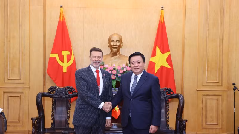 Đồng chí Nguyễn Xuân Thắng, Ủy viên Bộ Chính trị, Giám đốc Học viện Chính trị quốc gia Hồ Chí Minh, Chủ tịch Hội đồng Lý luận Trung ương và ngài Andrew Goldzinowski, Đại sứ Đặc mệnh toàn quyền Australia tại Việt Nam.