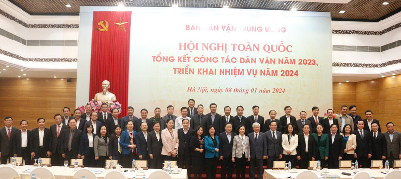 Các đại biểu chụp ảnh lưu niệm tại hội nghị.