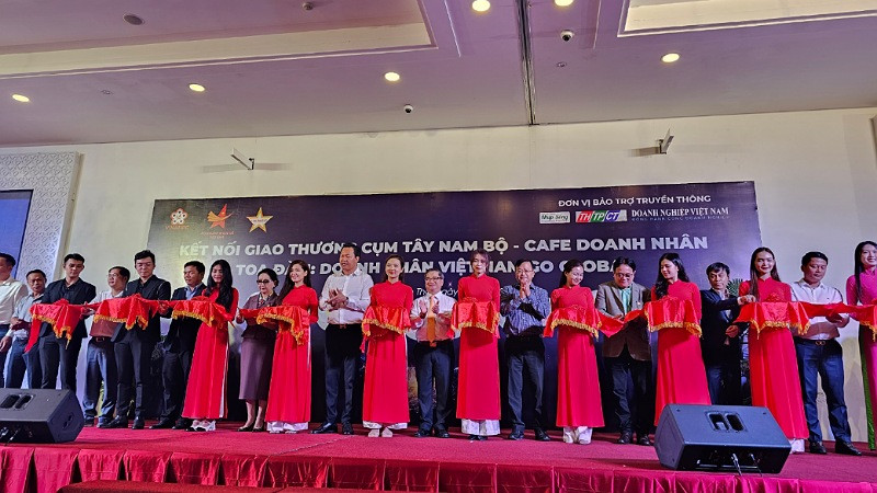 Các đại biểu cắt băng khai mạc chương trình.