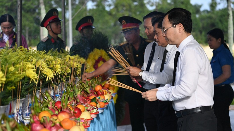 Đại biểu dự buổi lễ thắp hương tri ân các liệt sĩ.