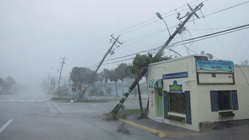 Cơn bão quật đổ nhiều cột điện tại Florida. (Ảnh: Reuters) 