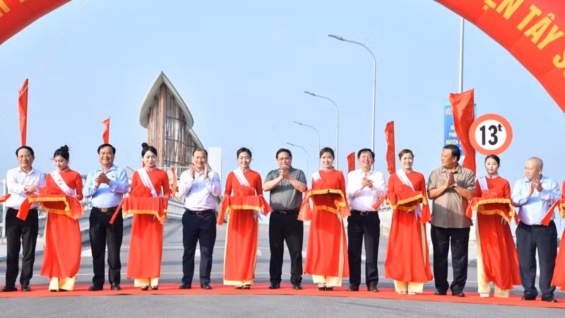 Thủ tướng Phạm Minh Chính và các đồng chí lãnh đạo cắt băng khánh thành Đập dâng Phú Phong. (Ảnh: THANH GIANG)
