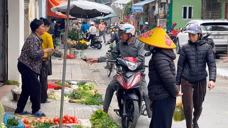 Hoạt động mua bán tại chợ dân sinh (trong ảnh: Chợ Kênh, thành phố Nam Định, tỉnh Nam Định) đã trở lại bình thường trong ngày mồng 4 Tết.