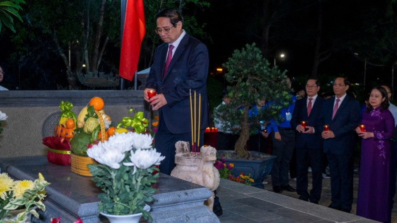 Trước giờ lễ kỷ niệm, Thủ tướng Phạm Minh Chính và các đồng chí lãnh đạo thắp nến tri ân tại phần mộ Tổng Bí thư Lê Hồng Phong. (Ảnh: VŨ TÂN)