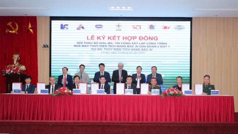 Quang cảnh lễ ký kết hợp đồng. (Ảnh: EVN) 