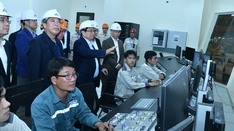 Thủ tướng Phạm Minh Chính thăm phòng điều khiển trung tâm của nhà máy sản xuất thép cán tại Khu liên hợp gang thép Hòa Phát Dung Quất. (Ảnh: THANH GIANG)