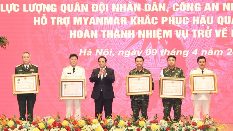 Thủ tướng Phạm Minh Chính trao Huân chương Bảo vệ Tổ quốc hạng Ba tặng các tập thể, cá nhân có thành tích xuất sắc trong công tác cứu hộ, cứu nạn tại Myanmar. (Ảnh: TRẦN HẢI)