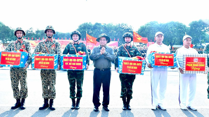 Thủ tướng Phạm Minh Chính tặng quà động viên các lực lượng Quân đội tham gia diễu binh, diễu hành. (Ảnh: THANH GIANG)