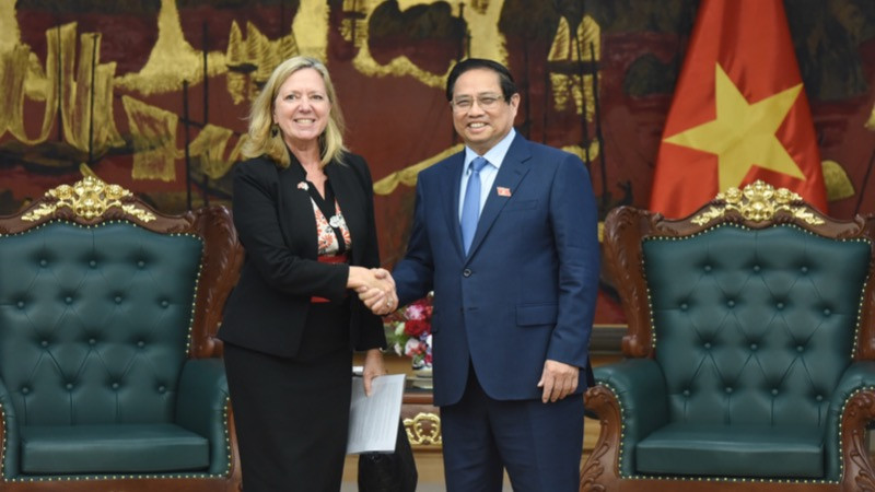 Thủ tướng Phạm Minh Chính và bà Mariam J. Sherman, Giám đốc Quốc gia của Văn phòng Ngân hàng Thế giới (WB) khu vực Việt Nam, Lào, Campuchia. (Ảnh: TRẦN HẢI)