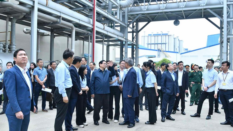 Thủ tướng Phạm Minh Chính thị sát tổ hợp sản xuất của Tập đoàn HS Hyosung. (Ảnh: THANH GIANG)