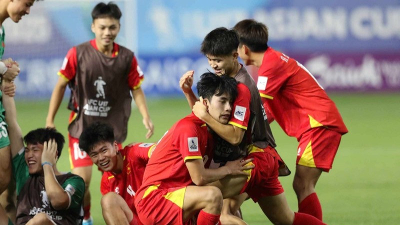 Đội tuyển bóng đá U17 Việt Nam vui mừng gỡ hoà trước đội U17 Nhật Bản. (Ảnh: VFF)