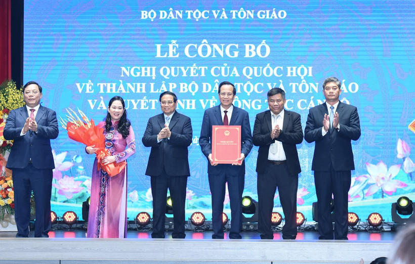 Thủ tướng Phạm Minh Chính trao Nghị quyết của Quốc hội cho tập thể lãnh đạo Bộ Dân tộc và Tôn giáo. (Ảnh: TRÂN HẢI)