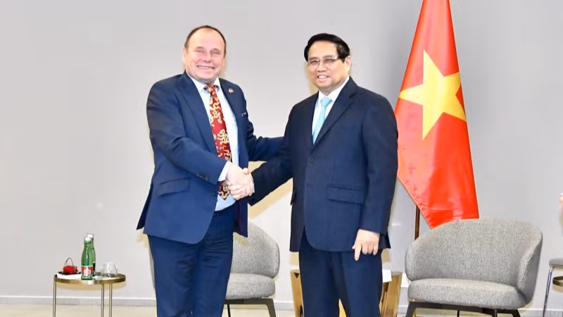 Thủ tướng Phạm Minh Chính và Chủ tịch Hội Hữu nghị Czech-Việt Nam Milos Kusy. (Ảnh: THANH GIANG)