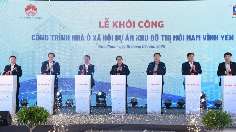 Thủ tướng Phạm Minh Chính và các đồng chí lãnh đạo thực hiện nghi thức khởi công Dự án nhà ở xã hội ở thành phố Vĩnh Yên. (Ảnh: TRẦN HẢI)