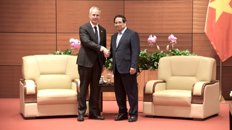 Thủ tướng Chính phủ Phạm Minh Chính và ông Scott Morris, Phó Chủ tịch Ngân hàng Phát triển châu Á (ADB) - Ảnh: TRẦN HẢI