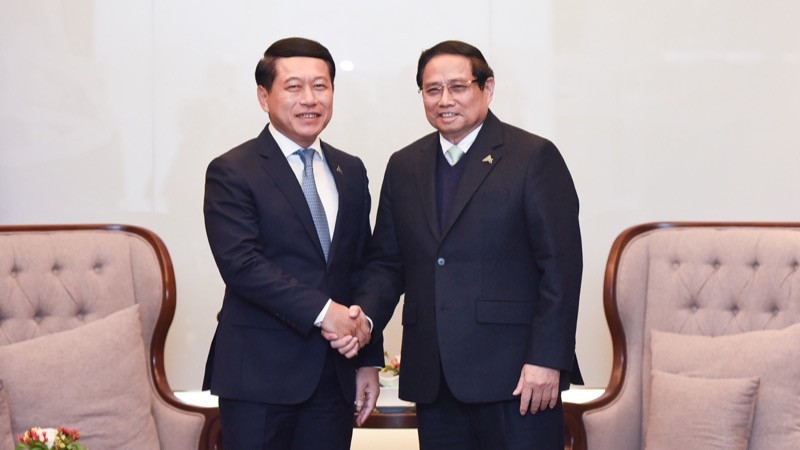Thủ tướng Chính phủ Phạm Minh Chính và Phó Thủ tướng Chính phủ Lào Saleumxay Kommasith. (Ảnh: TRẦN HẢI)
