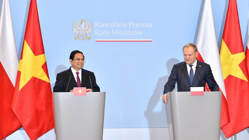 Thủ tướng Phạm Minh Chính và Thủ tướng Ba Lan Donald Tusk đồng chủ trì họp báo sau hội đàm. (Ảnh: THANH GIANG)
