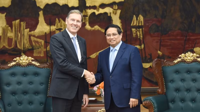 Thủ tướng Phạm Minh Chính và ông Wouter Van Wersch, Phó Chủ tịch điều hành quốc tế Tập đoàn Airbus. (Ảnh: TRẦN HẢI)