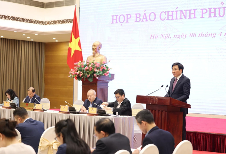 Bộ trưởng, Chủ nhiệm Văn phòng Chính phủ Trần Văn Sơn chủ trì họp báo Chính phủ thường kỳ tháng 3. (Ảnh: VGP).