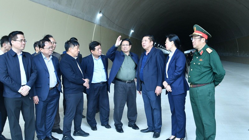 Thủ tướng Phạm Minh Chính thị sát hầm số 1 trên tuyến cao tốc Quảng Ngãi-Hoài Nhơn. (Ảnh: THANH GIANG)