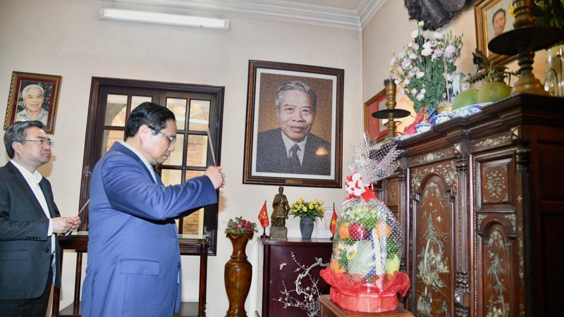 Thủ tướng Phạm Minh Chính dâng hương tưởng niệm cố Chủ tịch Hội đồng Bộ trưởng Phạm Hùng. (Ảnh: THANH GIANG)