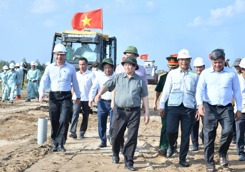Thủ tướng Phạm Minh Chính thị sát công trường xây dựng Dự án cao tốc Cần Thơ-Cà Mau. (Ảnh: THANH GIANG)