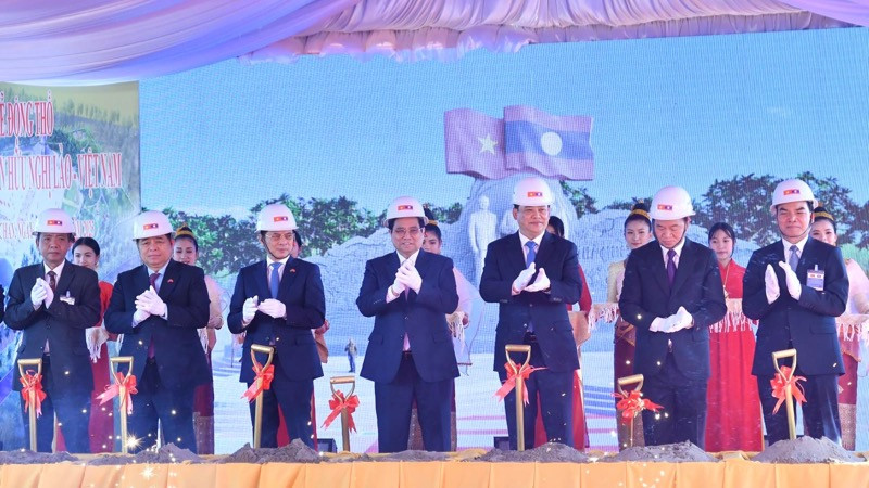 Thủ tướng Phạm Minh Chính và Thủ tướng Sonexay Siphandone và các đồng chí lãnh đạo thực hiện nghi thức động thổ Dự án. (Ảnh: THANH GIANG)
